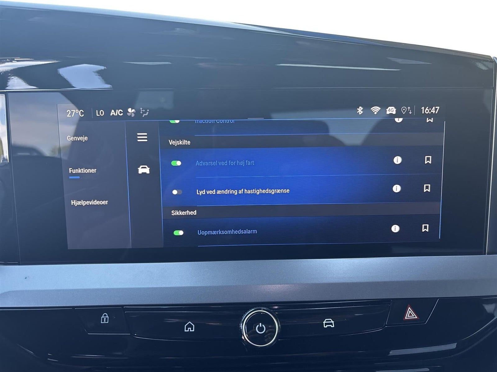 Blå Opel Mokka-e fra 2025
