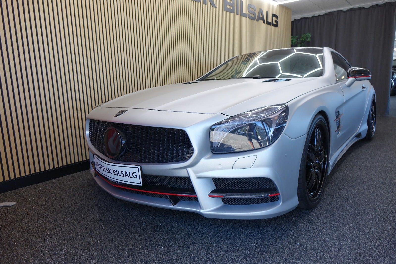 Sort Mercedes SL350 fra 2013 set udefra