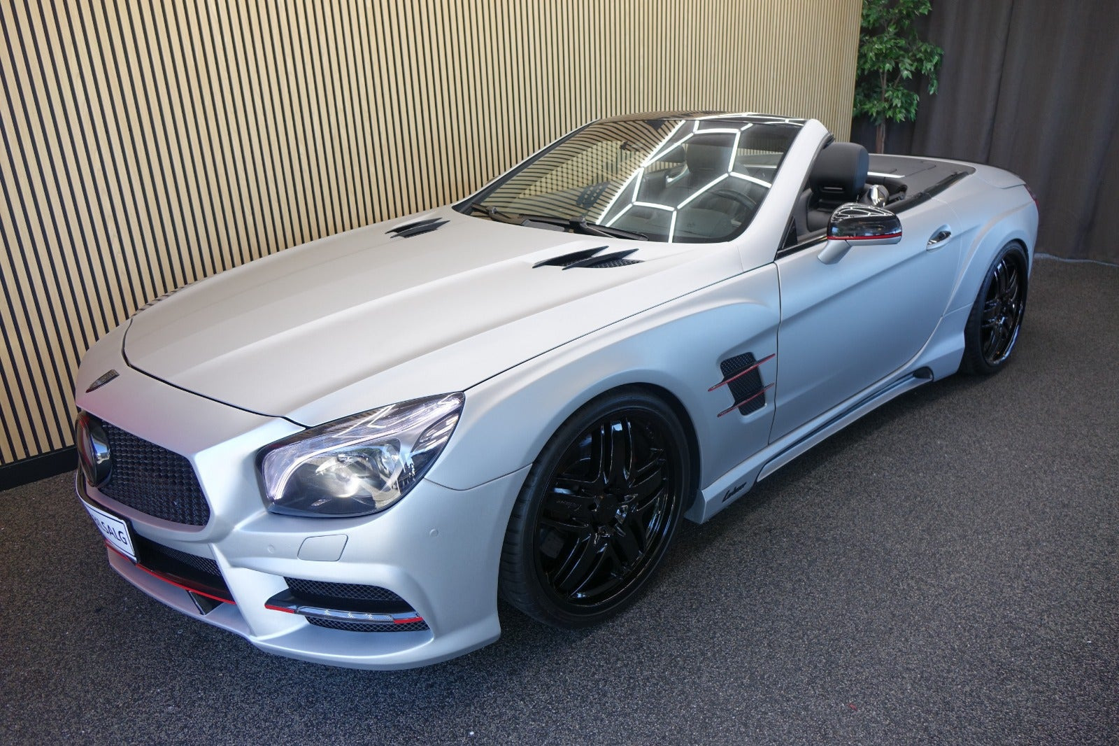 Sort Mercedes SL350 fra 2013 set udefra