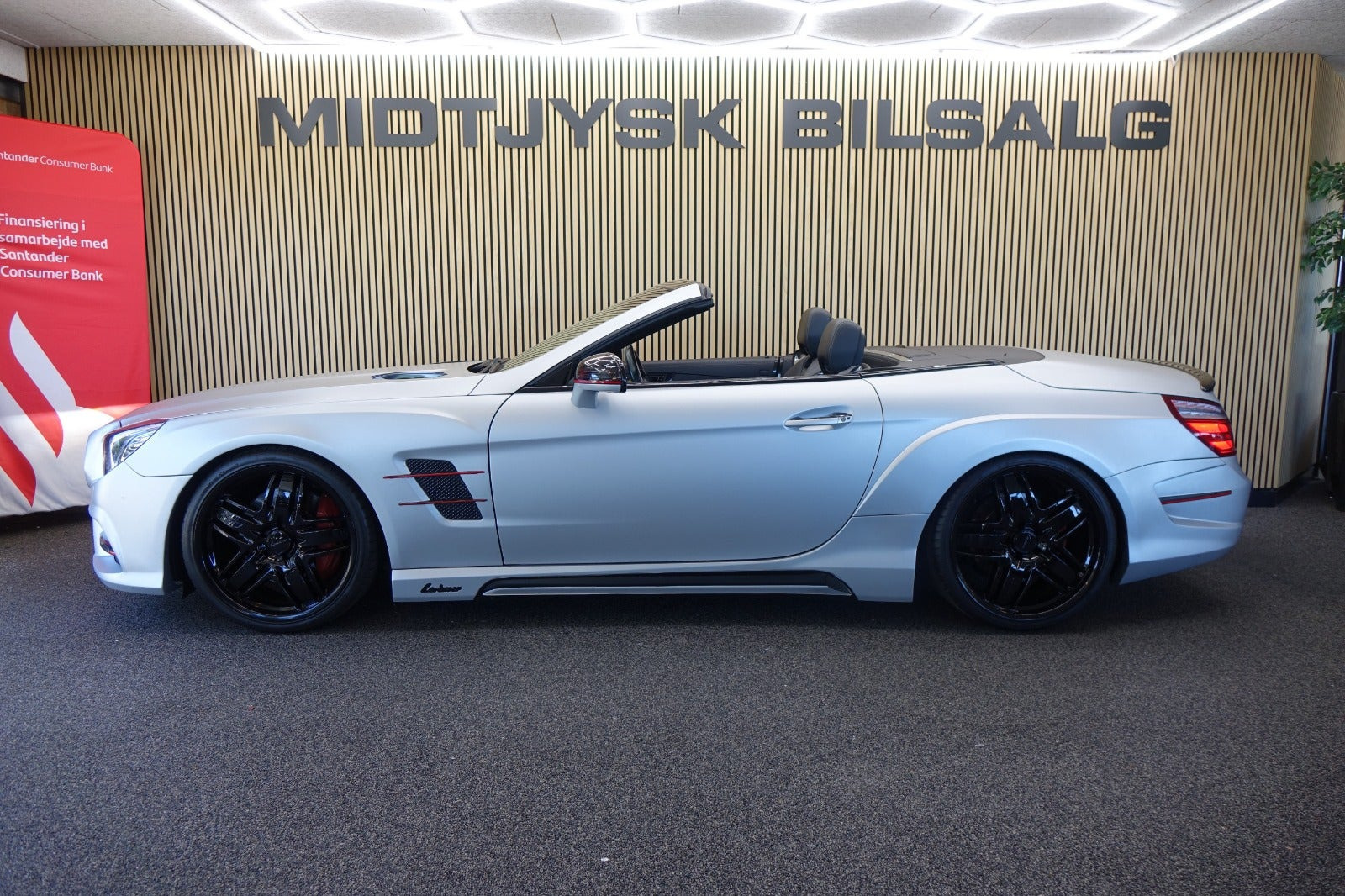Sort Mercedes SL350 fra 2013 set udefra