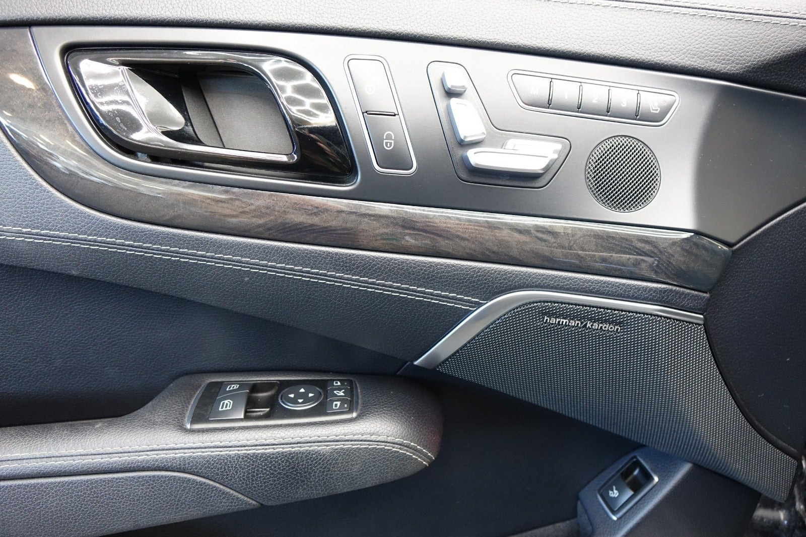 Sort Mercedes SL350 fra 2013 set indefra