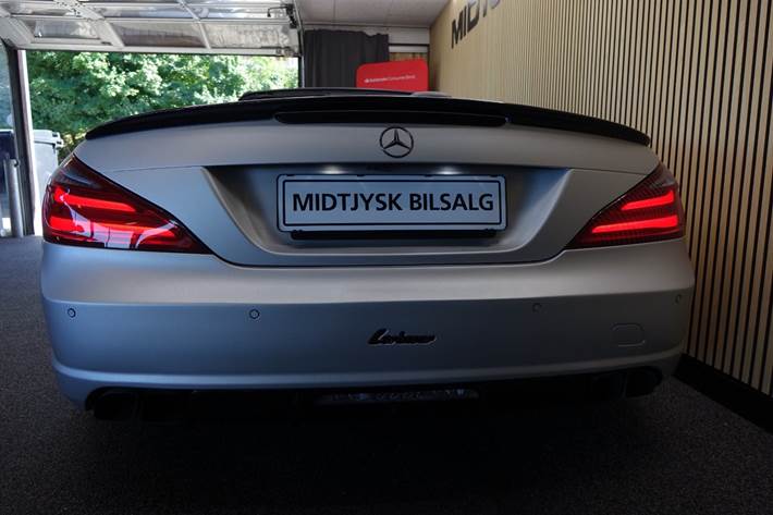 Sort Mercedes SL350 fra 2013 set udefra