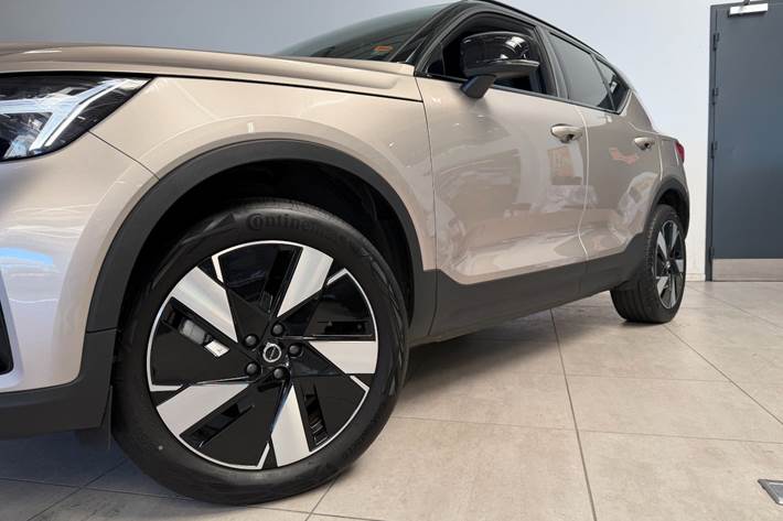 Orange Volvo XC40 fra 2024
