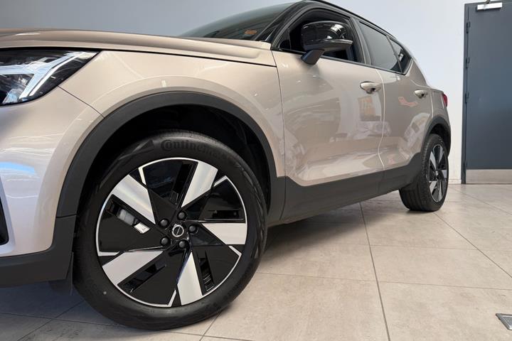 Orange Volvo XC40 fra 2024