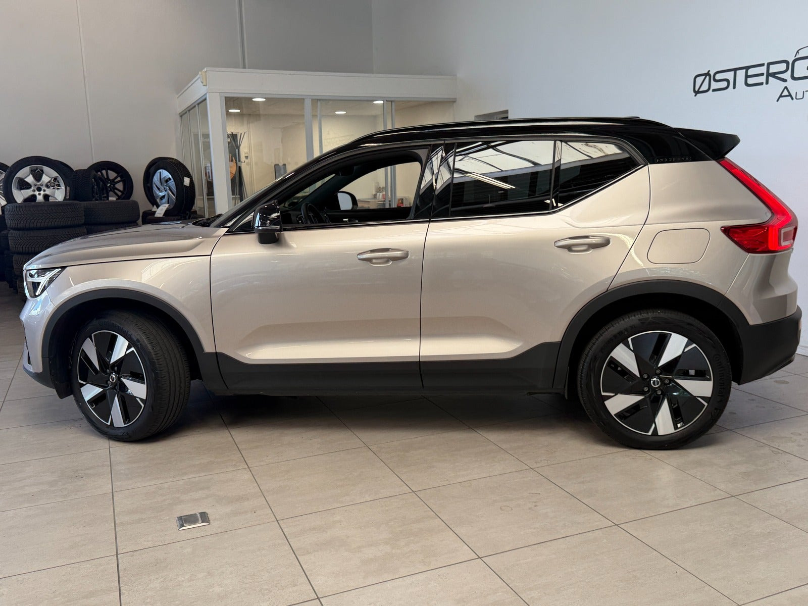 Orange Volvo XC40 fra 2024
