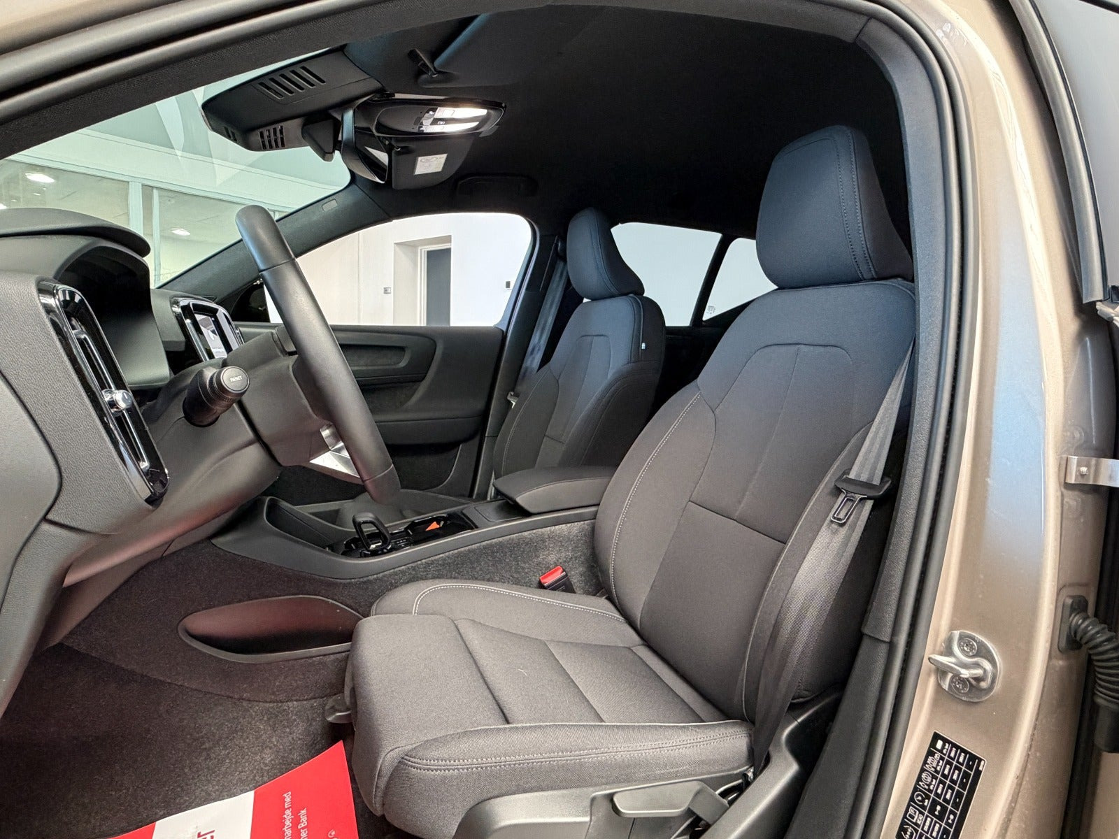 Orange Volvo XC40 fra 2024