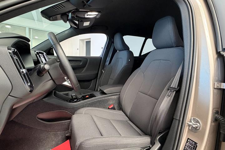 Orange Volvo XC40 fra 2024