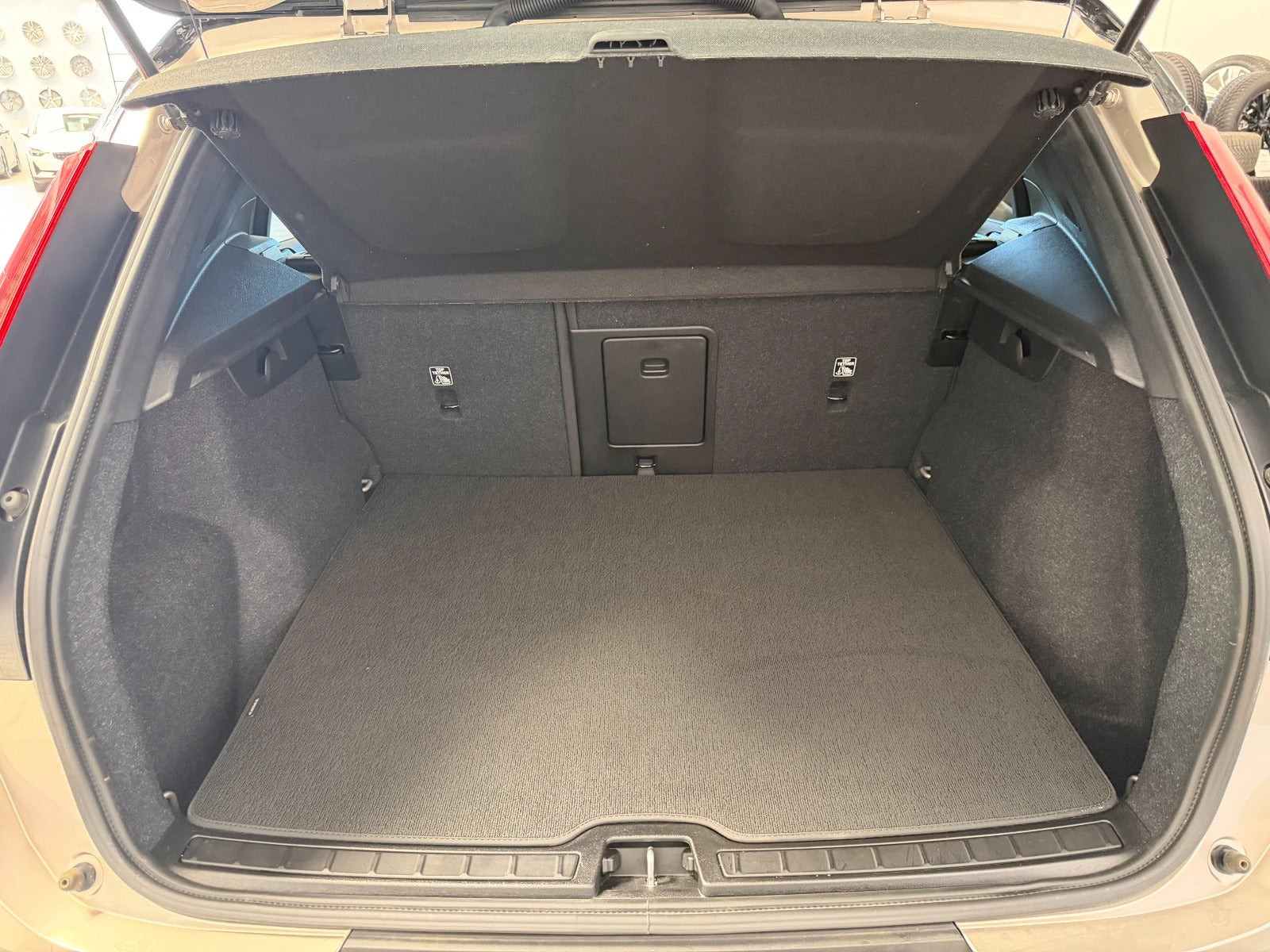 Orange Volvo XC40 fra 2024