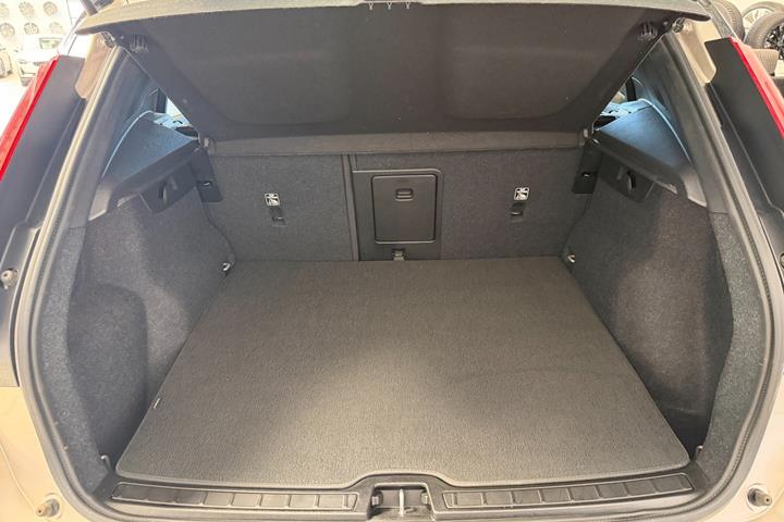 Orange Volvo XC40 fra 2024