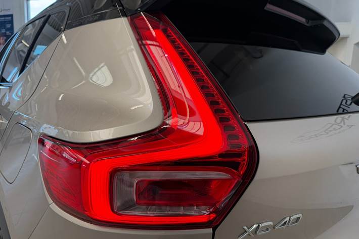 Orange Volvo XC40 fra 2024