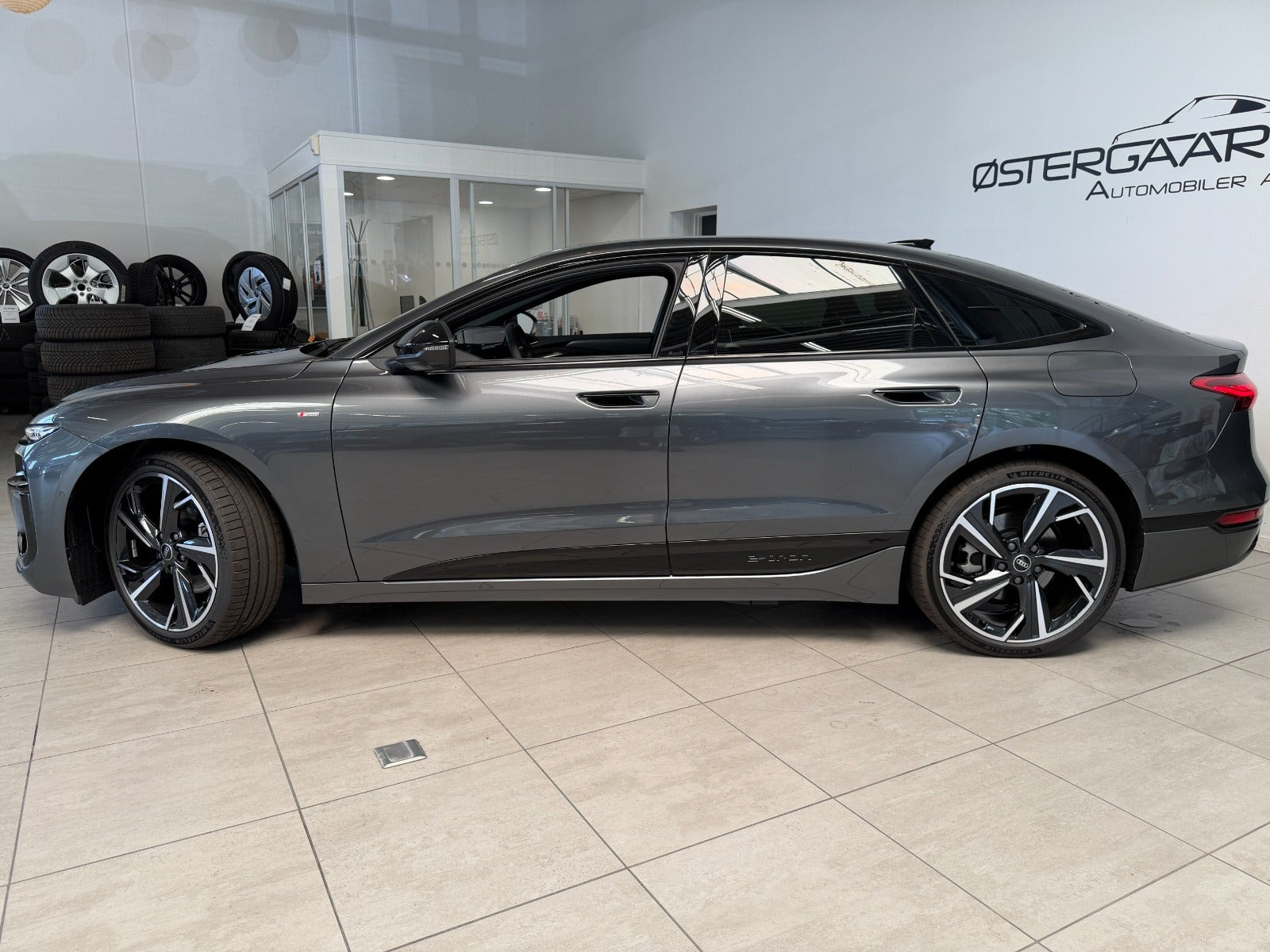 Grå Audi A6 e-tron fra 2025
