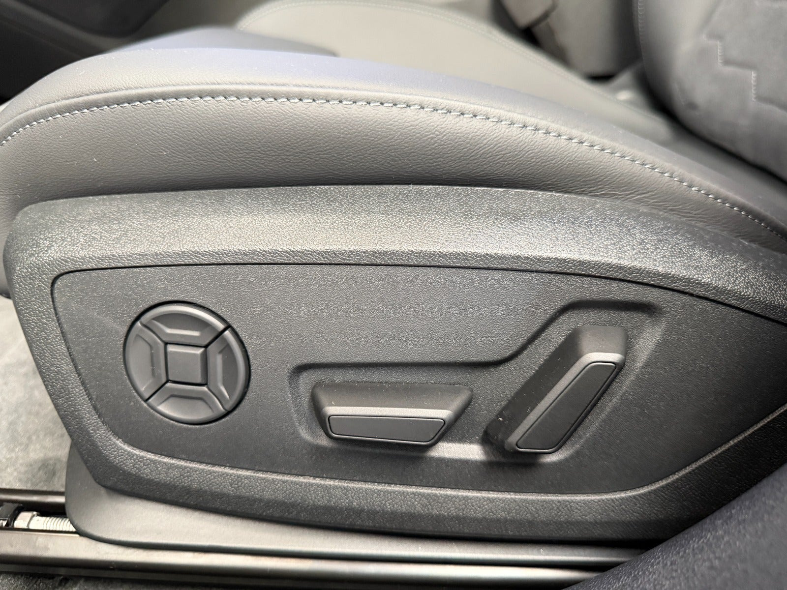 Grå Audi A6 e-tron fra 2025