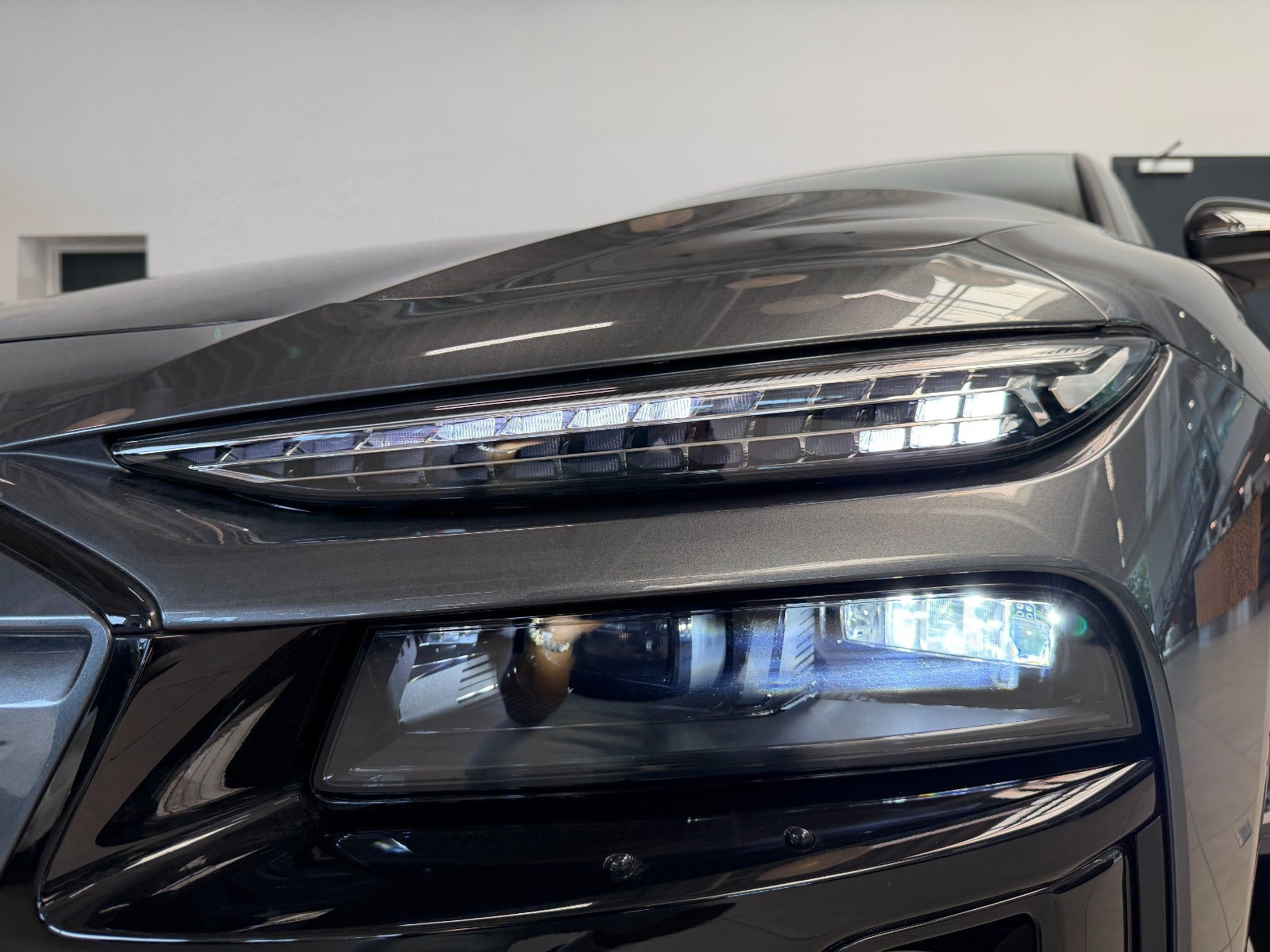 Grå Audi A6 e-tron fra 2025