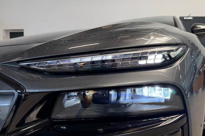 Grå Audi A6 e-tron fra 2025