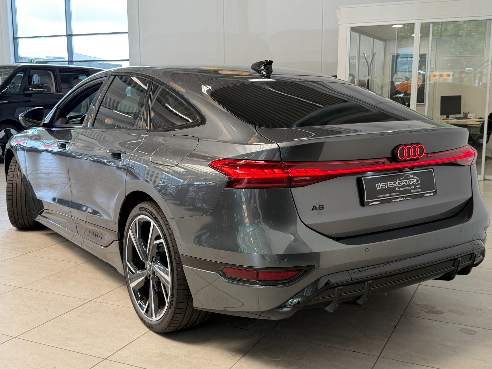 Grå Audi A6 e-tron fra 2025