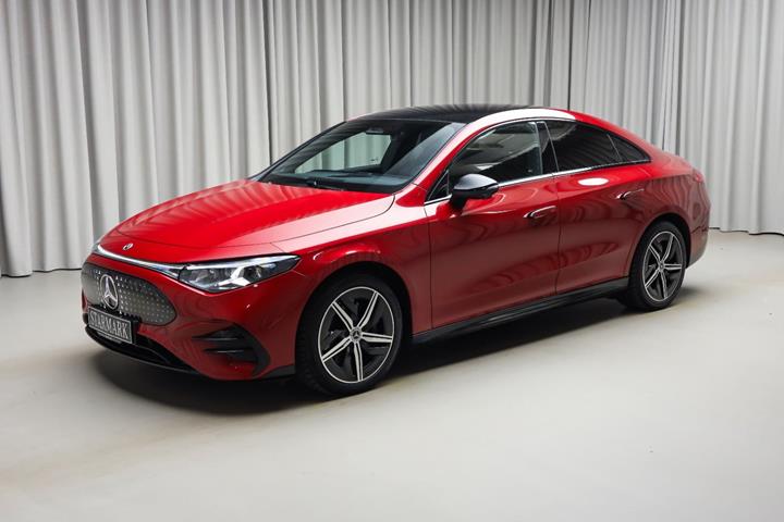 Rød Mercedes CLA250+ fra 2025 set udefra