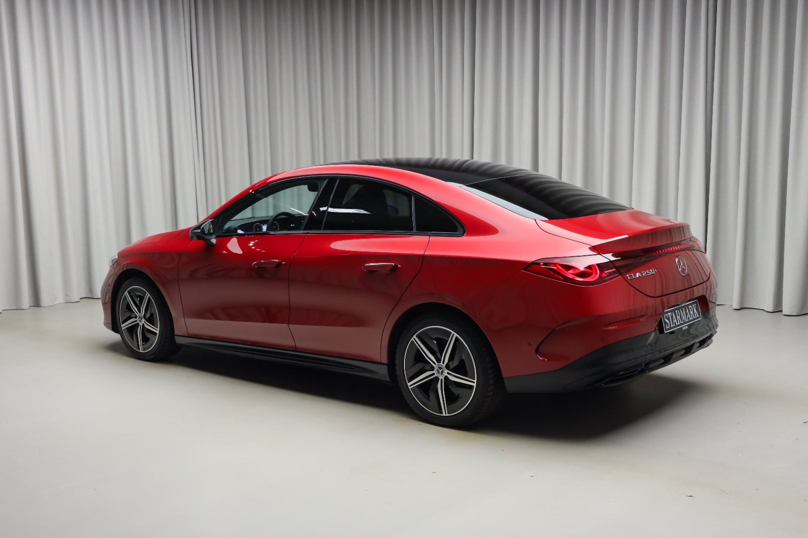 Rød Mercedes CLA250+ fra 2025