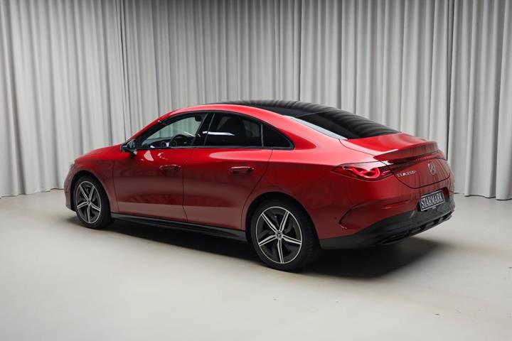 Rød Mercedes CLA250+ fra 2025
