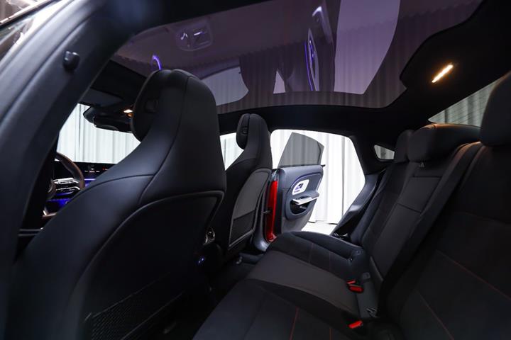 Rød Mercedes CLA250+ fra 2025