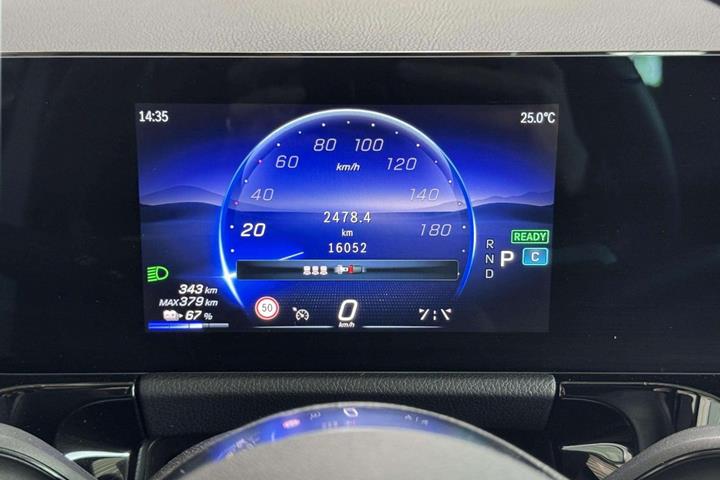 Sølv Mercedes EQA250+ fra 2025