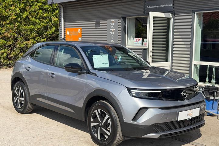 Sølv Opel Mokka-e fra 2025 set udefra