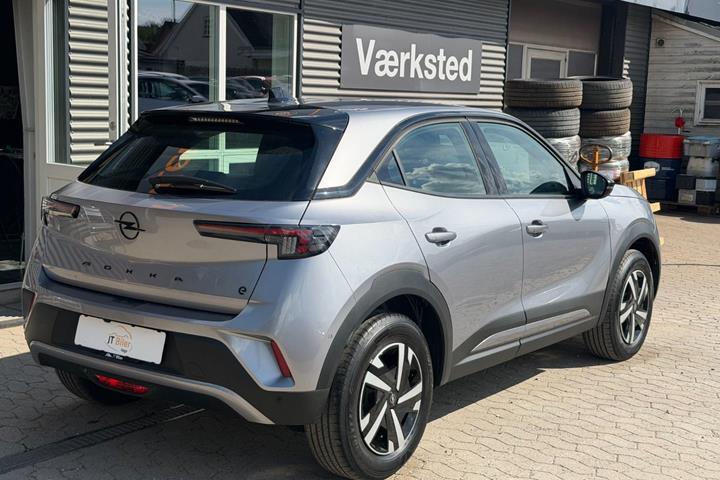 Sølv Opel Mokka-e fra 2025
