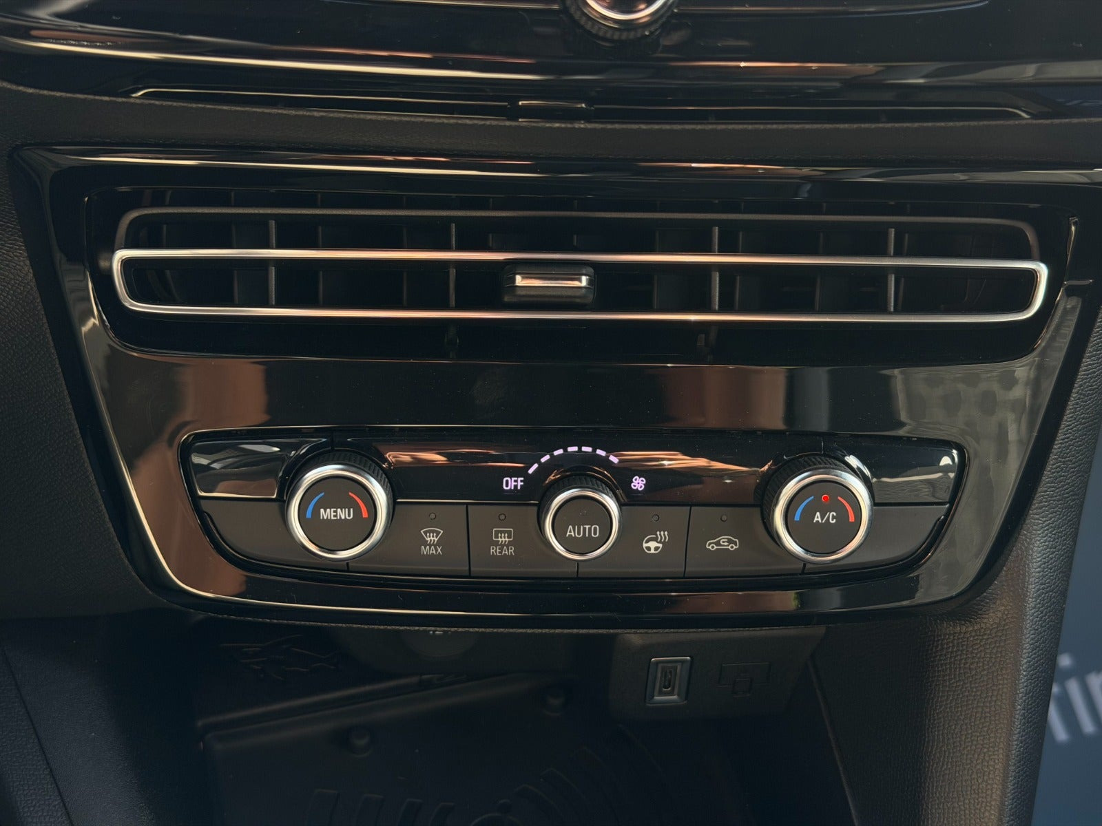Sølv Opel Mokka-e fra 2025