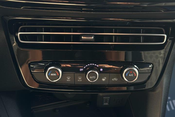 Sølv Opel Mokka-e fra 2025
