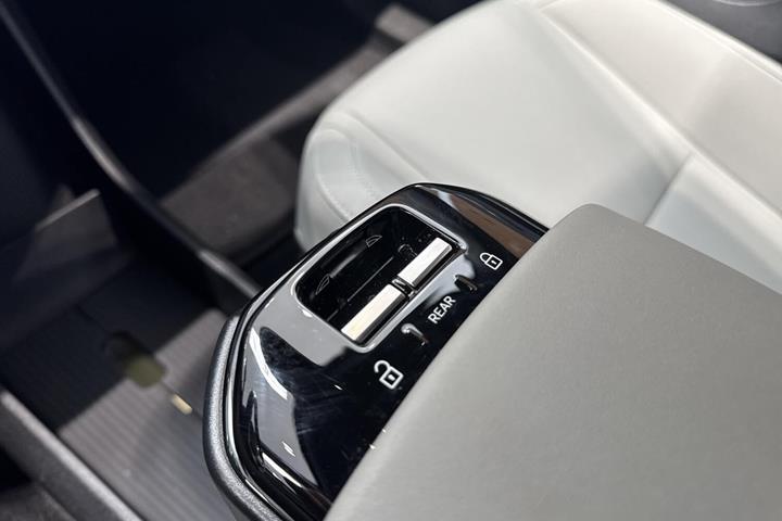 Hvid Volvo EX30 fra 2024