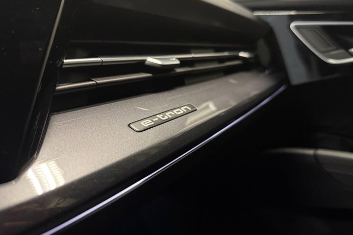 Grå Audi Q4 e-tron fra 2022