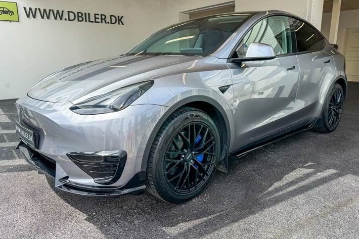 Grå Tesla Model Y fra 2023