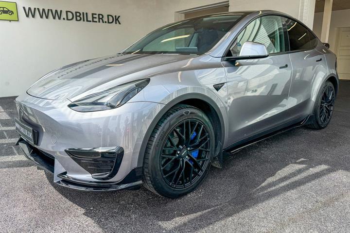 Grå Tesla Model Y fra 2023 set udefra
