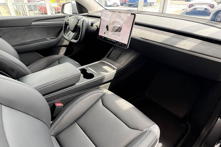 Grå Tesla Model Y fra 2023