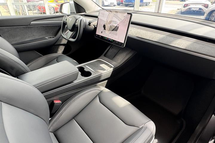 Grå Tesla Model Y fra 2023