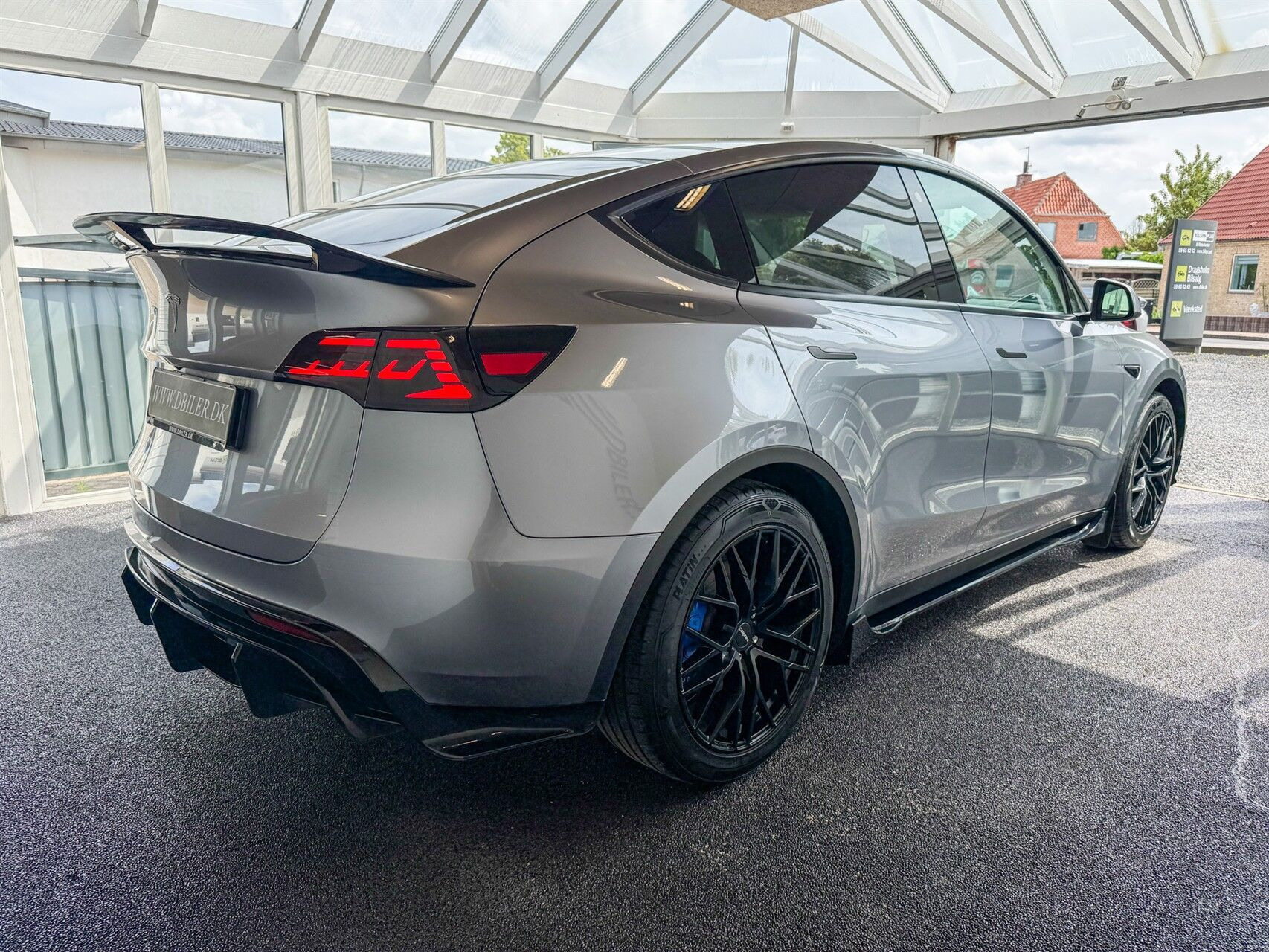 Grå Tesla Model Y fra 2023