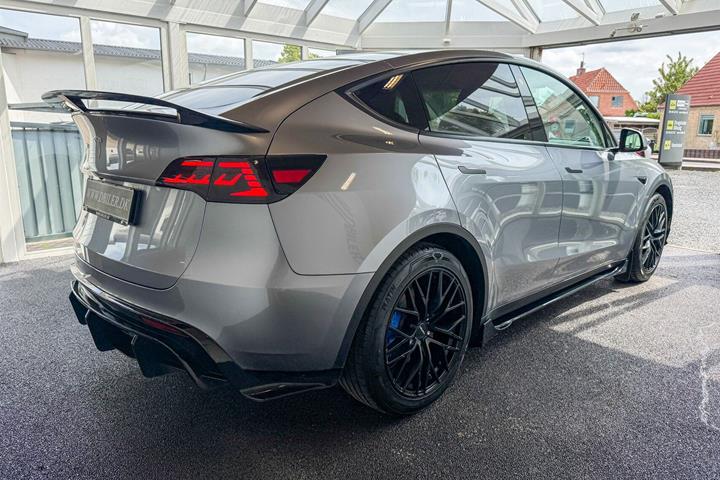 Grå Tesla Model Y fra 2023