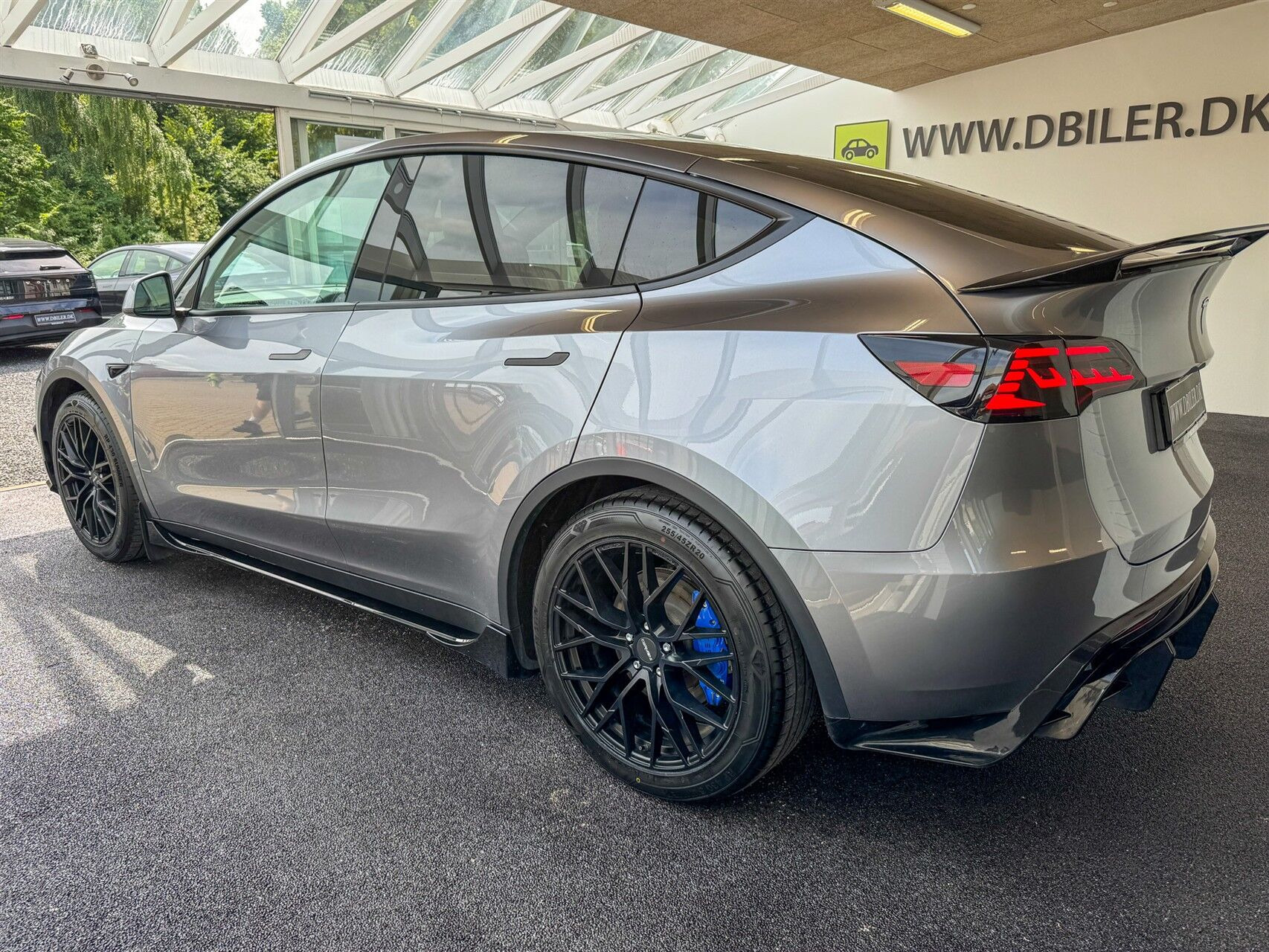 Grå Tesla Model Y fra 2023