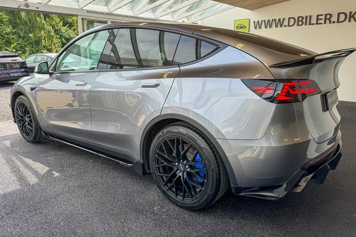 Grå Tesla Model Y fra 2023