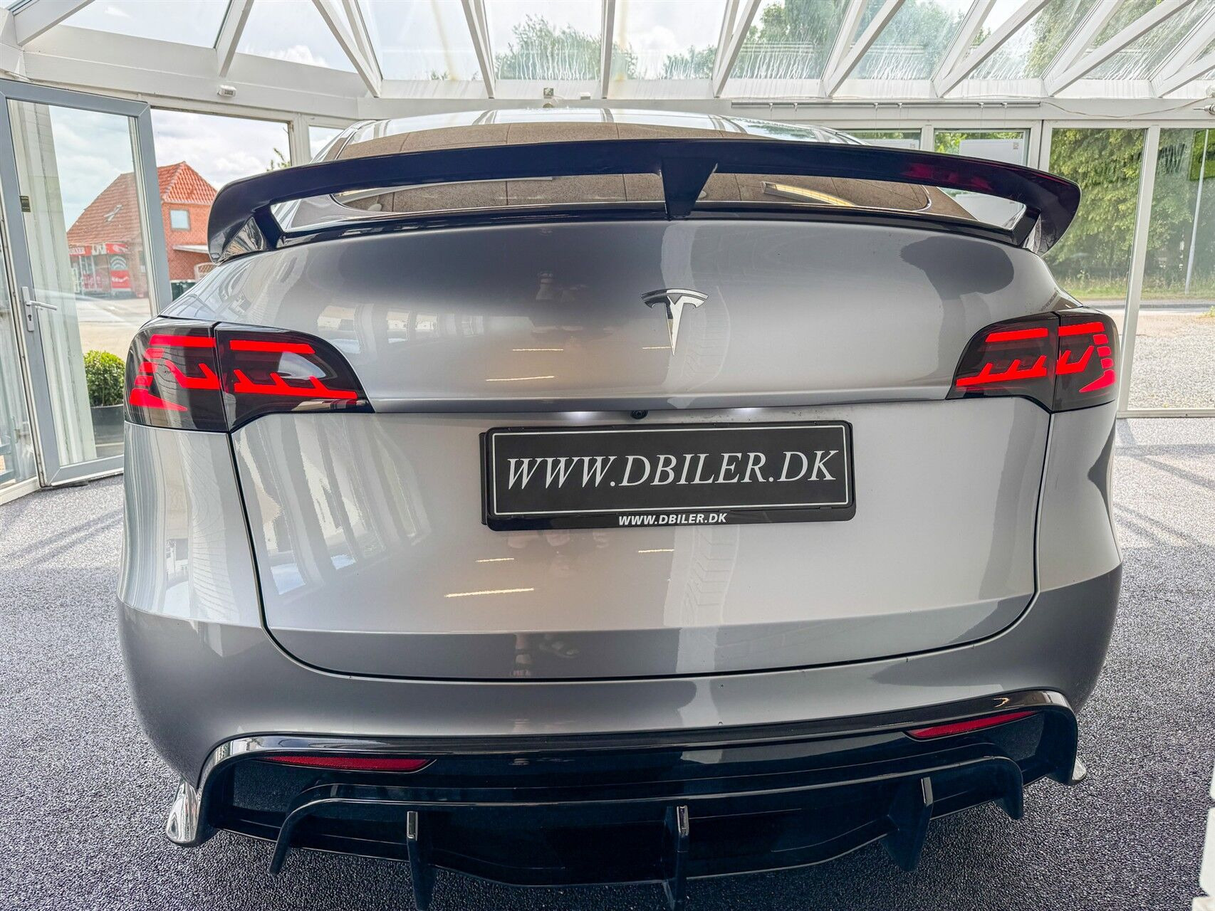Grå Tesla Model Y fra 2023