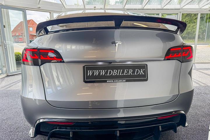 Grå Tesla Model Y fra 2023