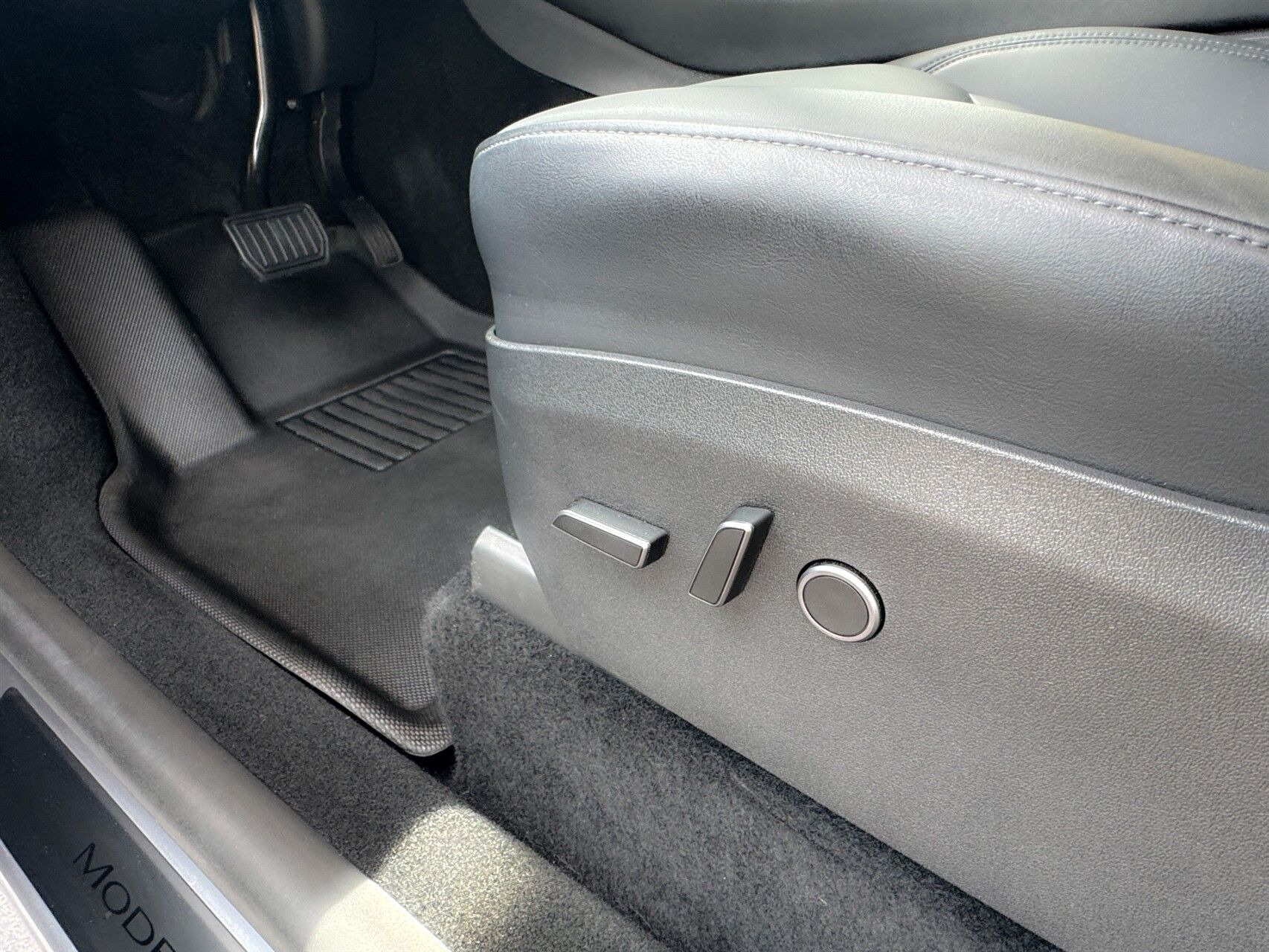 Grå Tesla Model Y fra 2023
