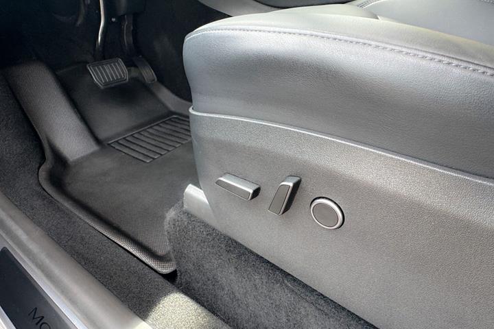 Grå Tesla Model Y fra 2023
