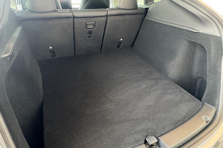 Grå Tesla Model Y fra 2023