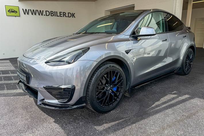 Grå Tesla Model Y fra 2023