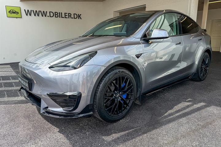 Grå Tesla Model Y fra 2023
