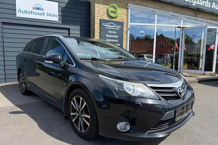 Sort Toyota Avensis fra 2013