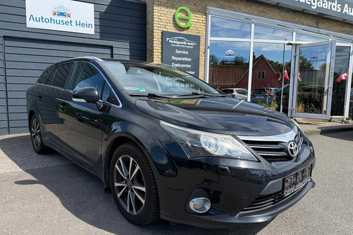 Sort Toyota Avensis fra 2013 set udefra