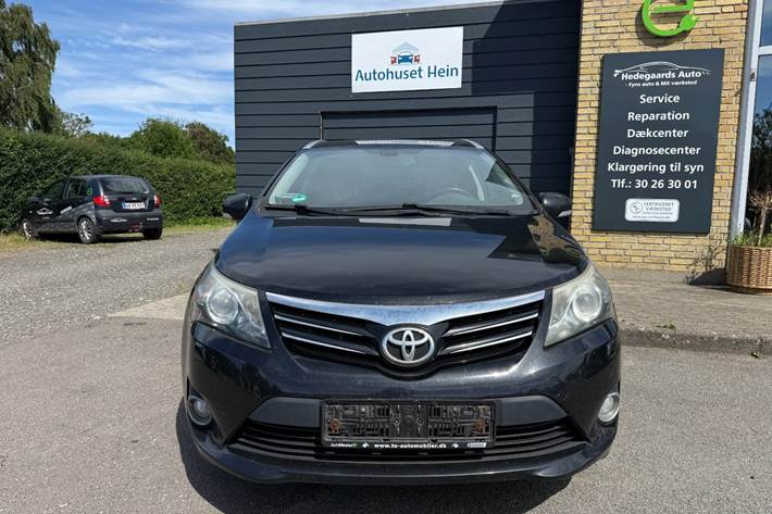 Sort Toyota Avensis fra 2013