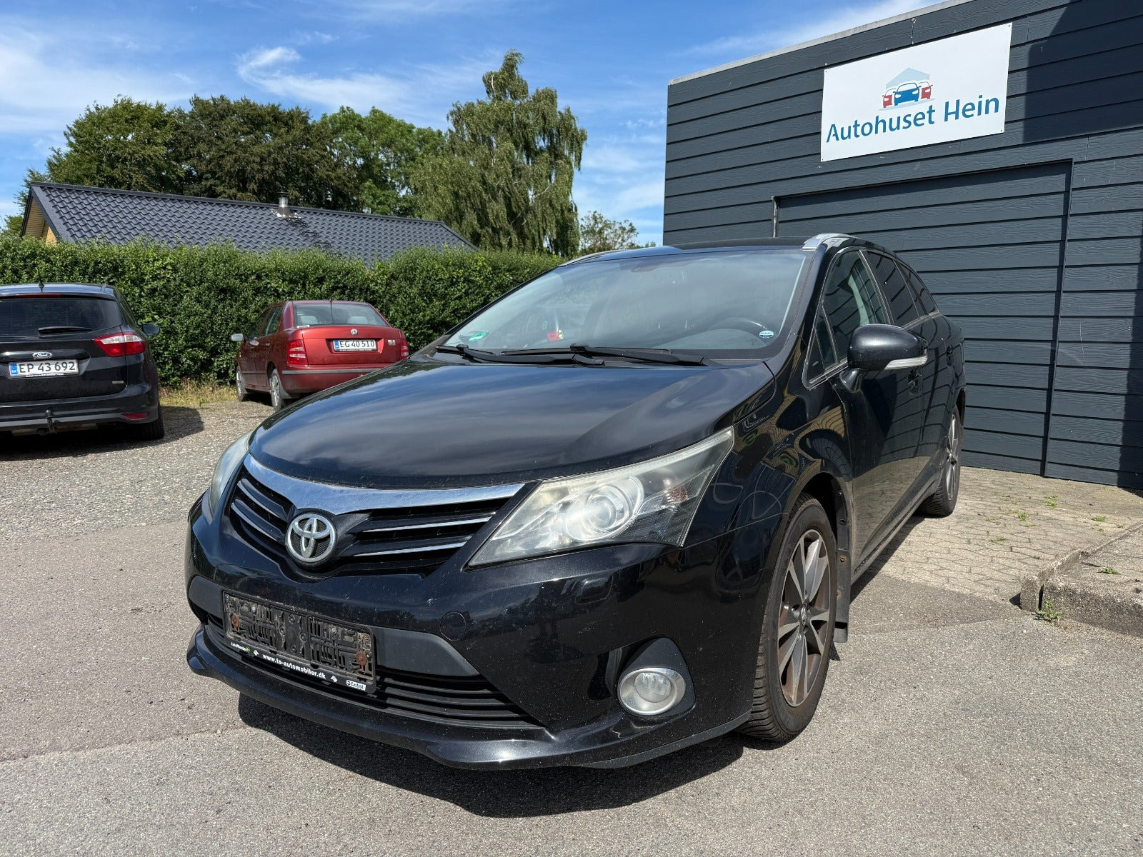 Sort Toyota Avensis fra 2013