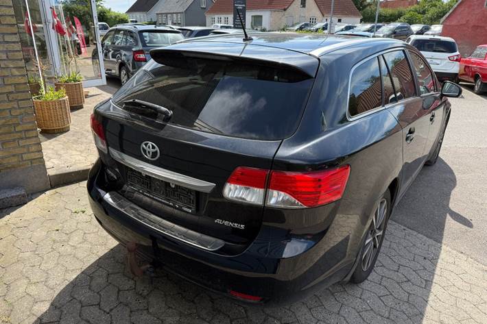 Sort Toyota Avensis fra 2013